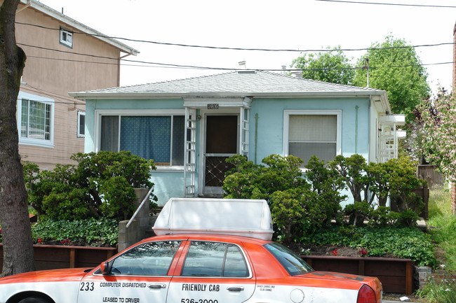 2406-2408 Sacramento St in Berkeley, CA - Building Photo - Building Photo