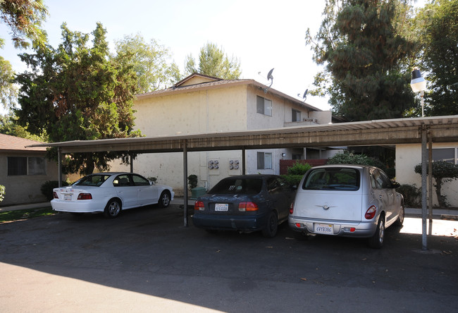 Village Lane Apartments in Bakersfield, CA - Building Photo - Building Photo