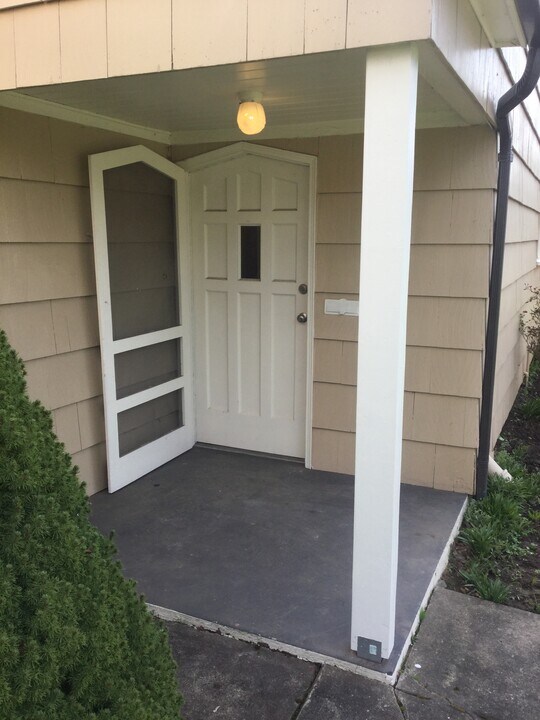 1010 E 2nd St in Newberg, OR - Foto de edificio