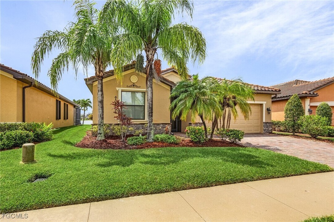 2879 Via Piazza Loop in Ft. Myers, FL - Building Photo