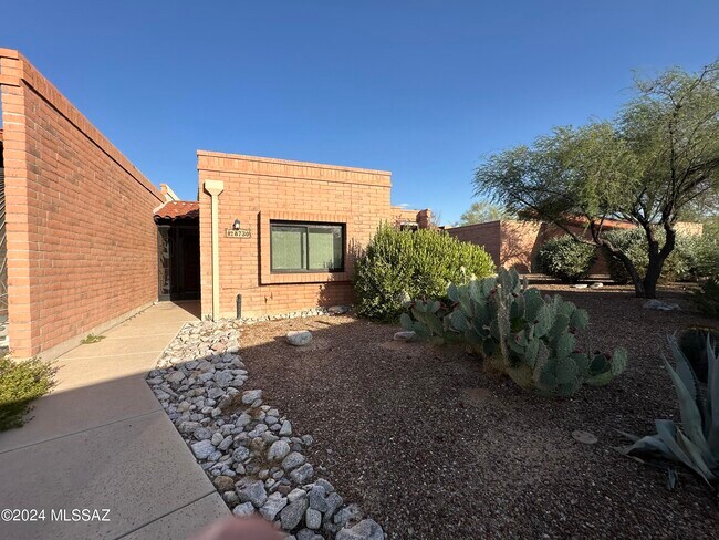 8730 N Little Oak Ln in Tucson, AZ - Building Photo - Building Photo