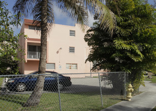 401 NE 121st St in North Miami, FL - Building Photo - Building Photo