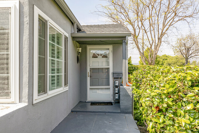 1527 N Screenland Dr in Burbank, CA - Building Photo - Building Photo