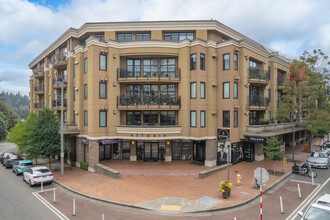 Astoria Condos in Bellevue, WA - Foto de edificio - Primary Photo