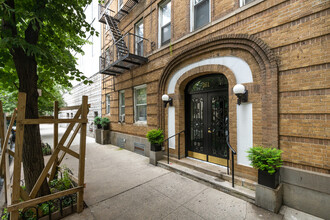 261 W 22nd St in New York, NY - Building Photo - Building Photo