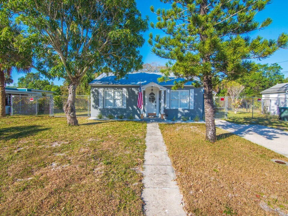 813 S 6th St in Fort Pierce, FL - Building Photo