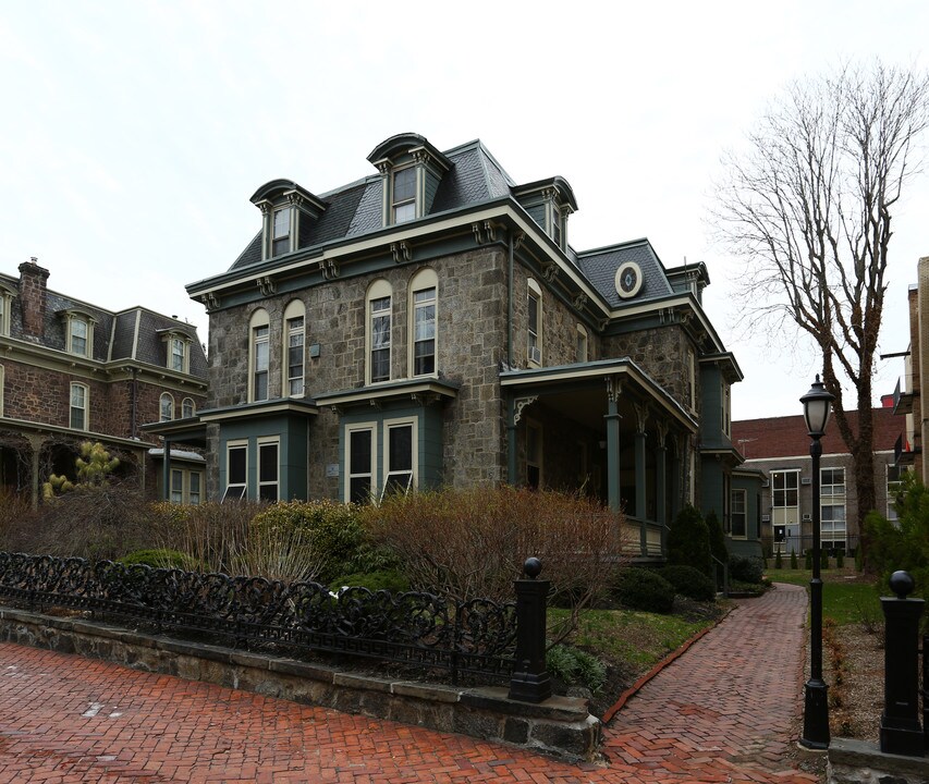235 S 42nd St in Philadelphia, PA - Foto de edificio