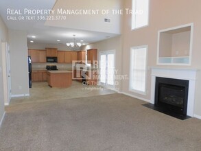 1300 Pondhaven Dr in High Point, NC - Building Photo - Building Photo