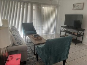 8602 Champlain Ct in Tampa, FL - Building Photo - Building Photo