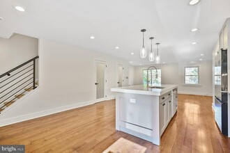 10222 Arizona Cir in Bethesda, MD - Foto de edificio - Building Photo