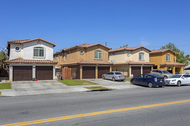 Grand View Duplexes in Bakersfield, CA - Foto de edificio - Building Photo