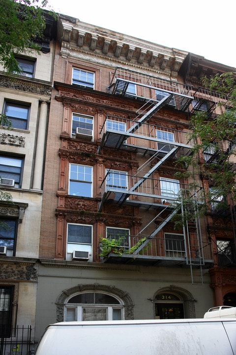 314 W 51st St in New York, NY - Building Photo