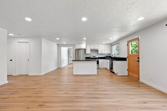 2438 Potter St in Eugene, OR - Building Photo - Building Photo