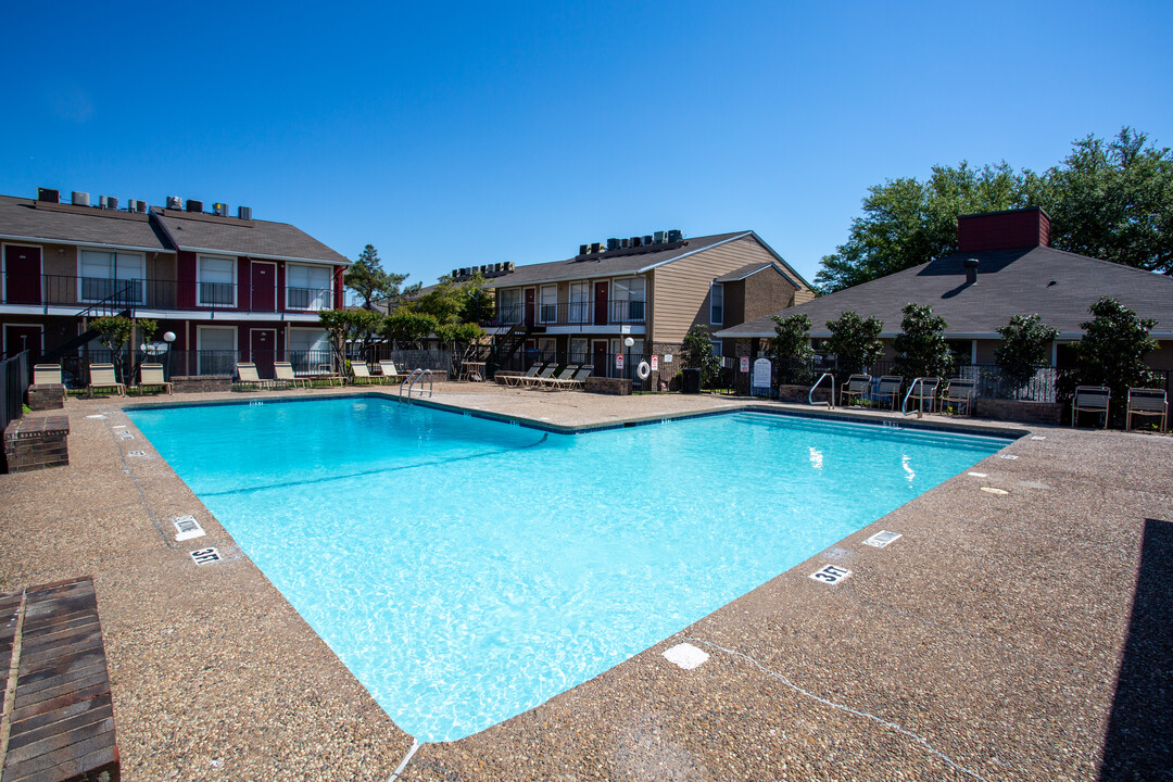 Cedar Point Apartments in Arlington, TX - Building Photo