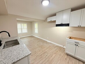 This beautifully updated 3-bedroom, 1-bath single-family home is ready for move-in! in Detroit, MI - Foto de edificio - Building Photo