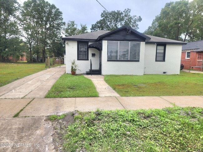 property at 1403 W 9th St
