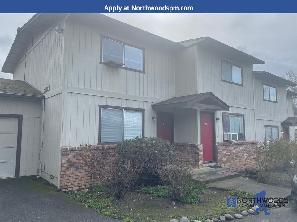 2024 NE Fairview Ave in Grants Pass, OR - Foto de edificio