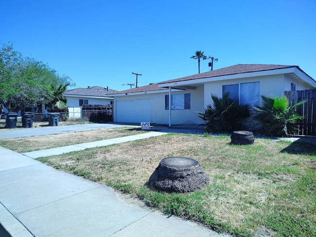 950 S Thompson St in Hemet, CA - Foto de edificio - Building Photo