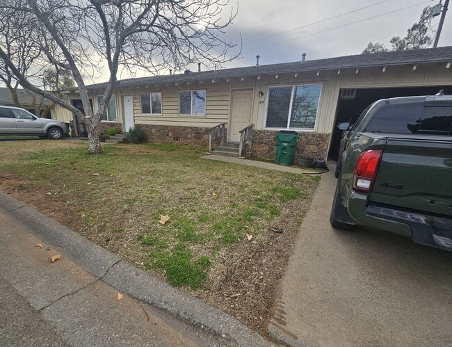 209 McLane Cir in Corning, CA - Building Photo - Building Photo