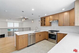 5238 Newcastle Ave in Los Angeles, CA - Building Photo - Building Photo