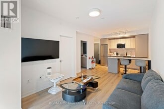 2485 Eglinton Ave W in Mississauga, ON - Building Photo - Building Photo