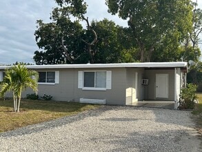 304 South Rd, Unit A in Ft. Myers, FL - Foto de edificio - Building Photo