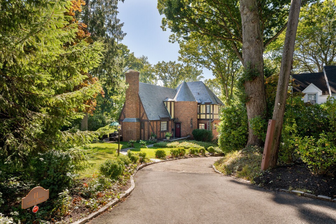 11 Chelsea Dr in Port Washington, NY - Building Photo
