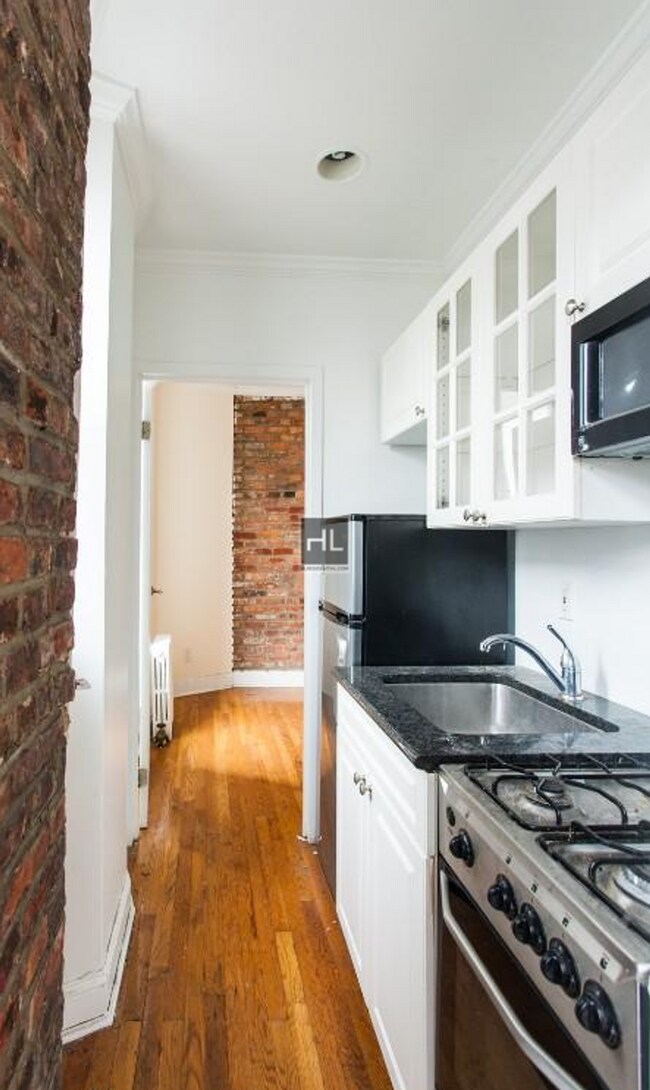 E 13TH ST., Unit 29 in New York, NY - Foto de edificio - Building Photo