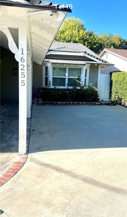 16255 Dickens St in Encino, CA - Foto de edificio