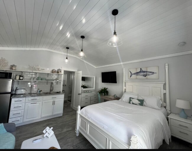 property at 805 N Dixie Fwy