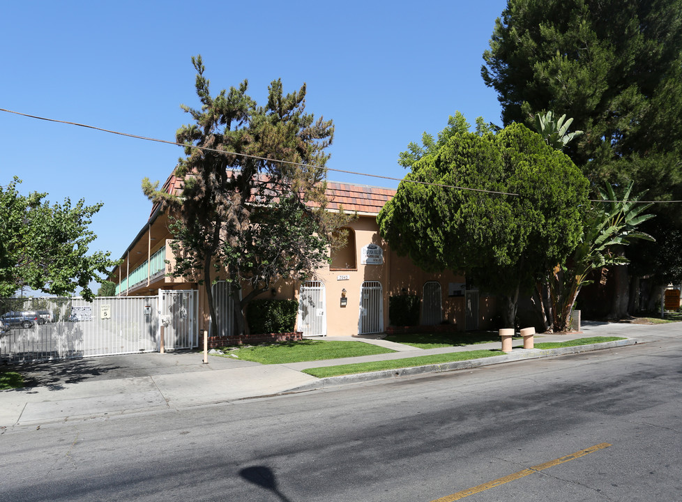 Etiwanda Villas in Reseda, CA - Building Photo