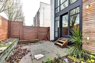 501 S Cloverdale St in Seattle, WA - Building Photo - Building Photo