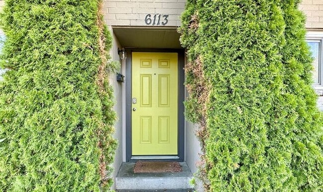 6113 8th Ave NW in Seattle, WA - Foto de edificio - Building Photo