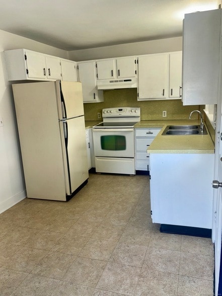 227 Railroad St, Unit 2 in Thomaston, CT - Building Photo - Building Photo