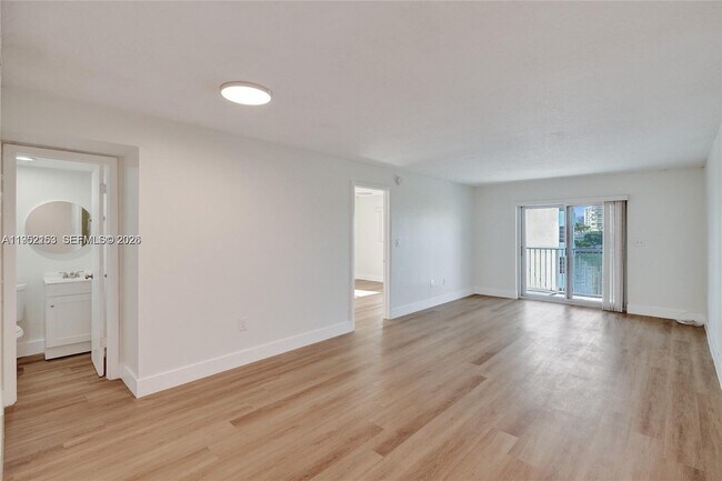 1674 Bay Rd, Unit 405 in Miami Beach, FL - Building Photo - Building Photo