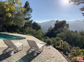 21277 Entrada Rd in Topanga, CA - Building Photo