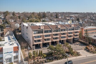 372 Main St in Port Washington, NY - Foto de edificio - Building Photo