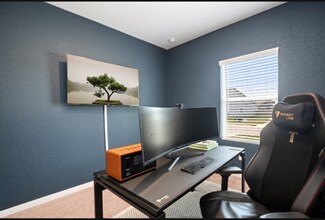 808 Riviera Ct in Seguin, TX - Foto de edificio - Building Photo