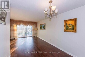 101 Shawnee Cir in Toronto, ON - Building Photo - Building Photo