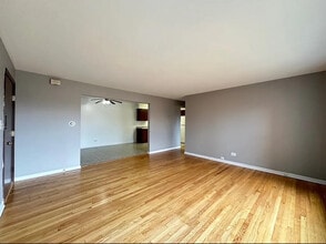 440 W Stevens Dr, Unit TWO BEDS in Addison, IL - Building Photo - Building Photo