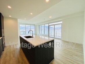238 Leon Ave in Kelowna, BC - Building Photo - Building Photo