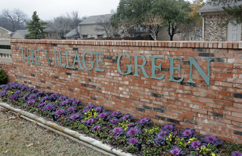 Village Green in Dallas, TX - Foto de edificio - Building Photo