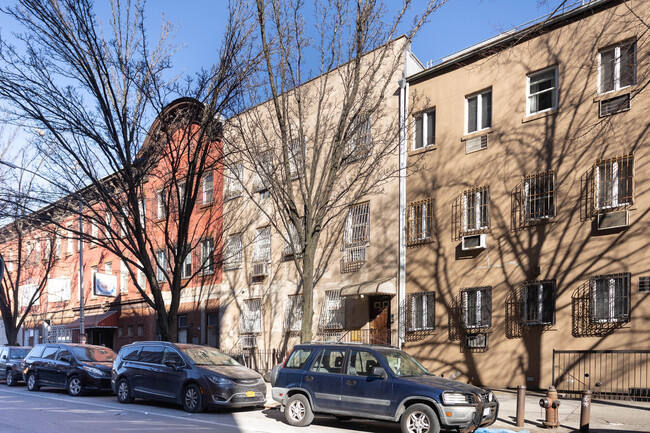739 Wythe Ave in Brooklyn, NY - Foto de edificio - Building Photo