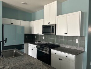 336 Larksong Ave in Whitney, NV - Building Photo - Building Photo