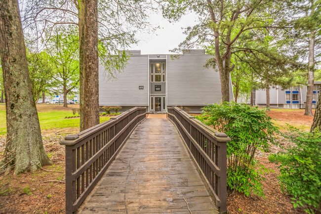 Summer Trace Apartments in Memphis, TN - Building Photo - Building Photo