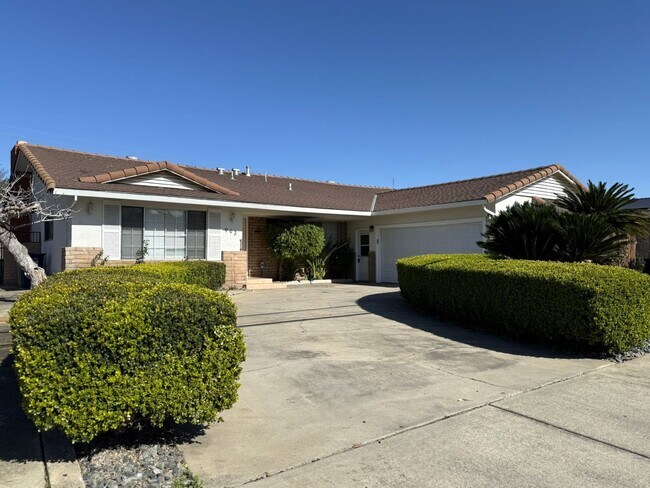 993 E Olive Ave in Merced, CA - Building Photo - Building Photo