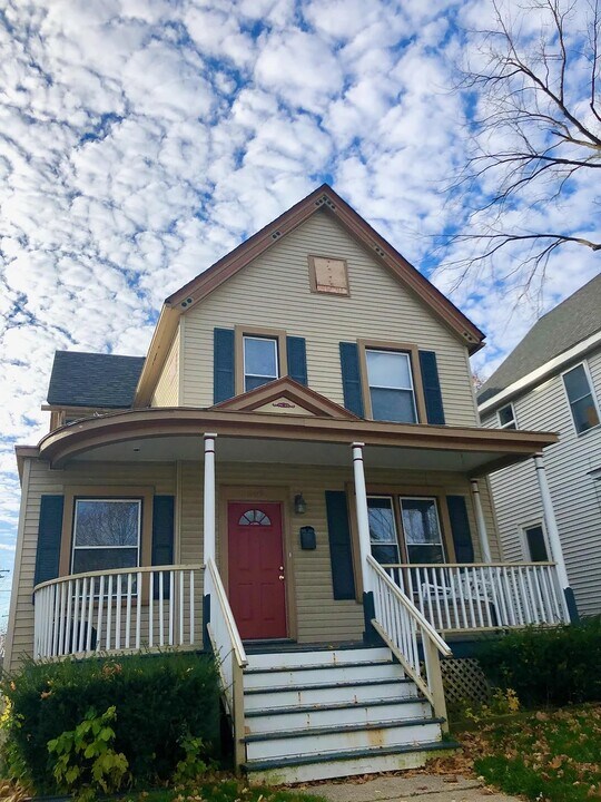 609 Washtenaw Rd in Ypsilanti, MI - Foto de edificio