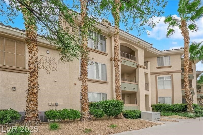 7123 S Durango Dr in Las Vegas, NV - Building Photo