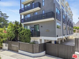 1447 N Martel Ave in Los Angeles, CA - Building Photo