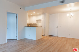 10861 Moorpark St in Los Angeles, CA - Building Photo - Building Photo